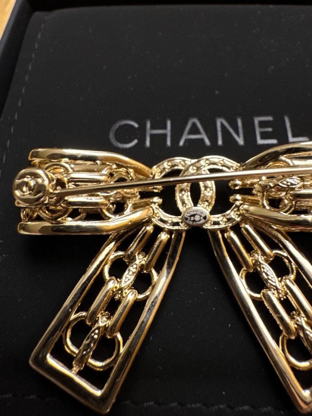 New Super Rare Classic Chanel CC Logo Crystal Embellished Gold Bow Brooch - Picture 3 of 3